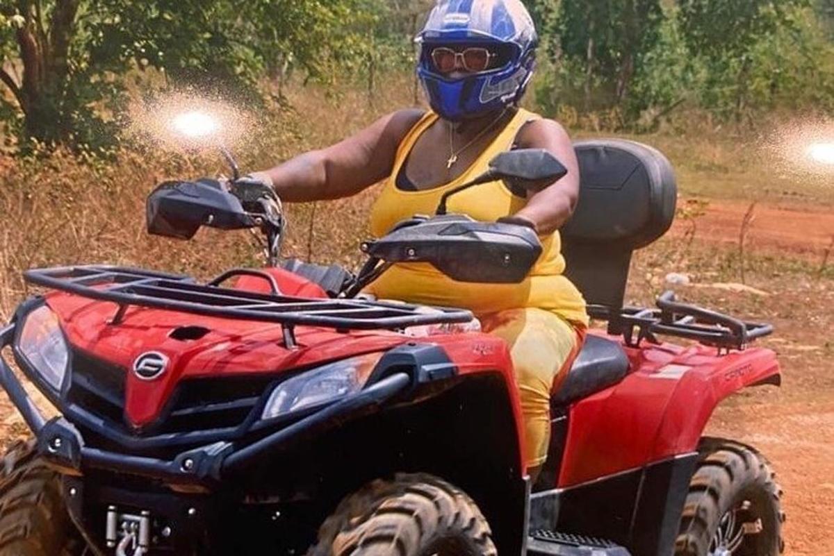 Un hombre con casco y gafas que conduce un quad.