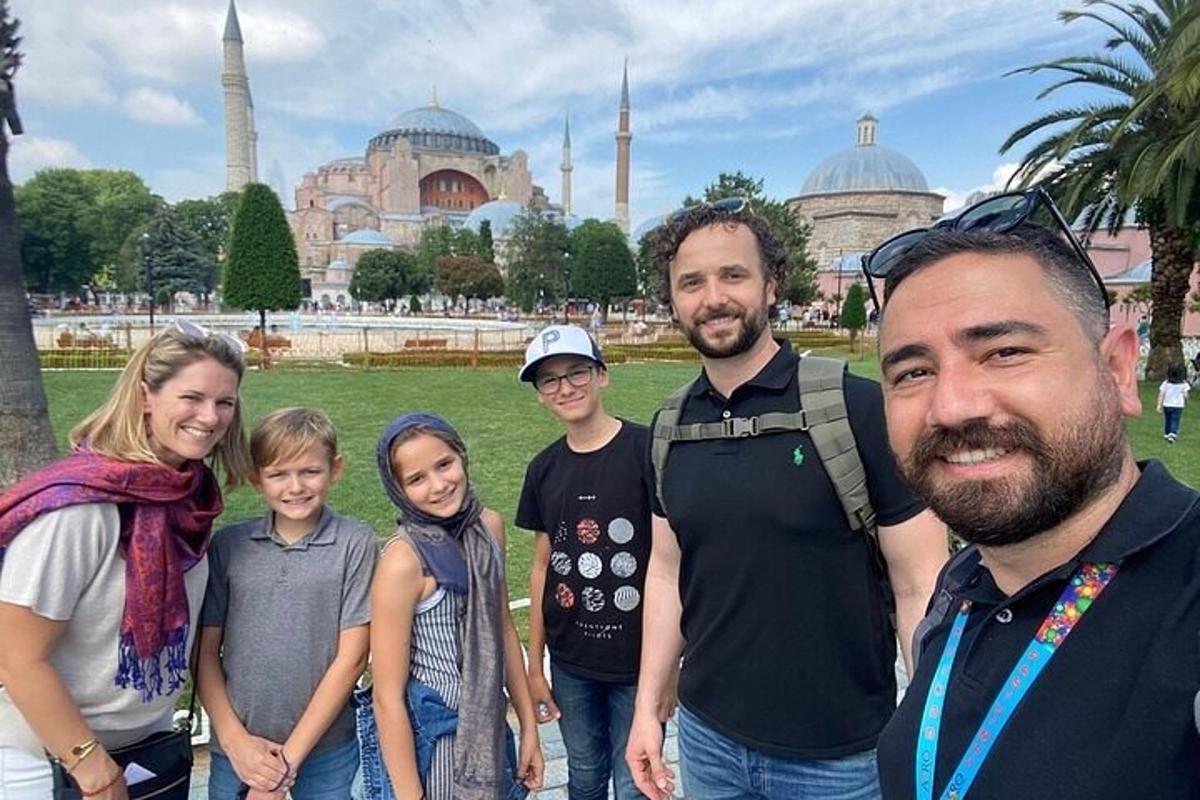 grupp inimesi poseerib pildi jaoks sinise mošee ees