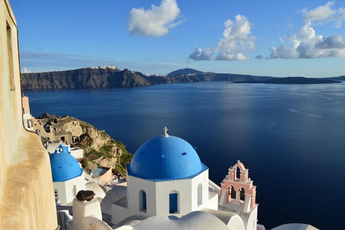 un gruppo di edifici bianchi con cupole blu sull'acqua