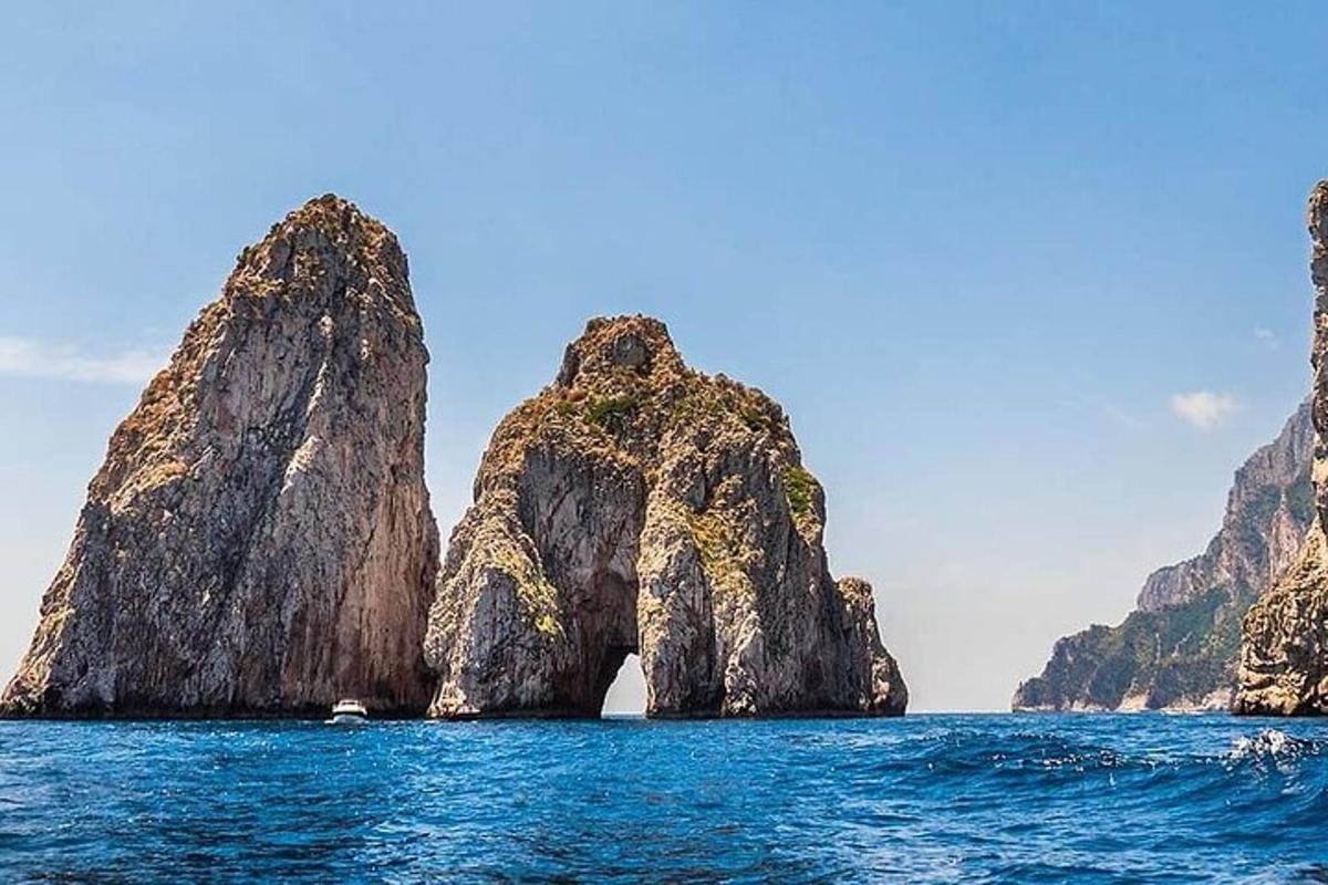 um grupo de rochas na água perto do oceano
