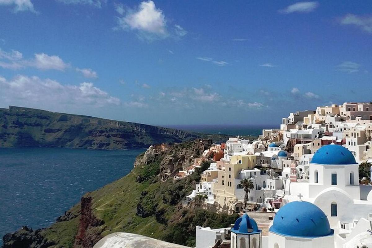 un gruppo di edifici bianchi su una scogliera vicino all'acqua