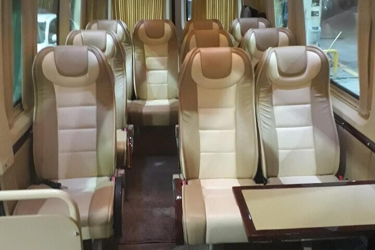 egy sor üres ülés a buszon