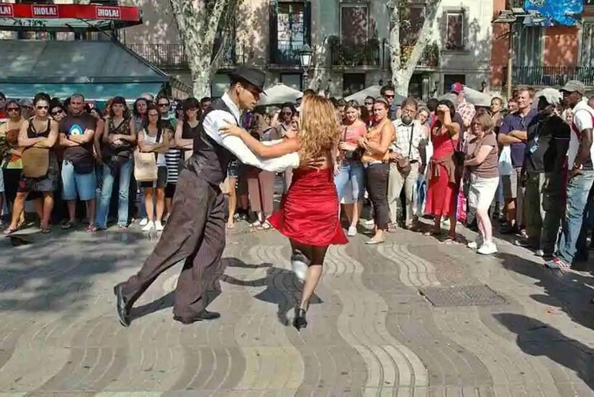 en mann og en kvinne som danser på en gate