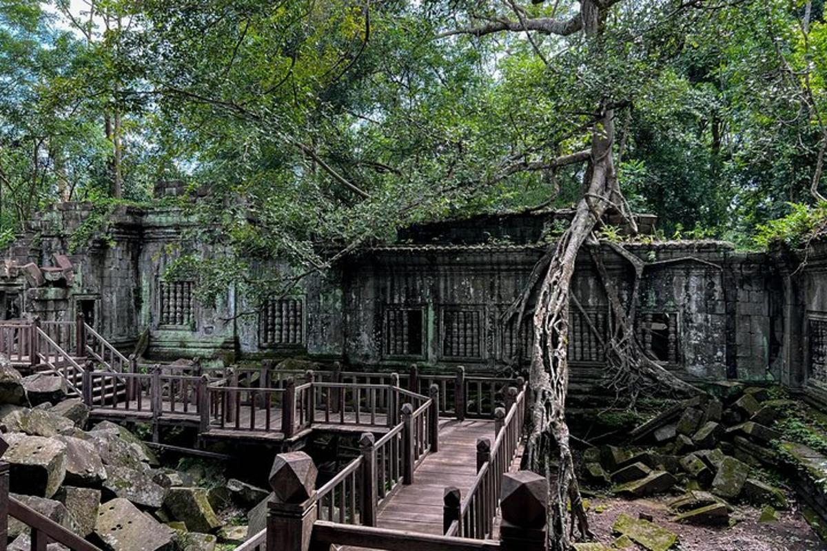 Un puente de madera frente a un edificio de piedra.