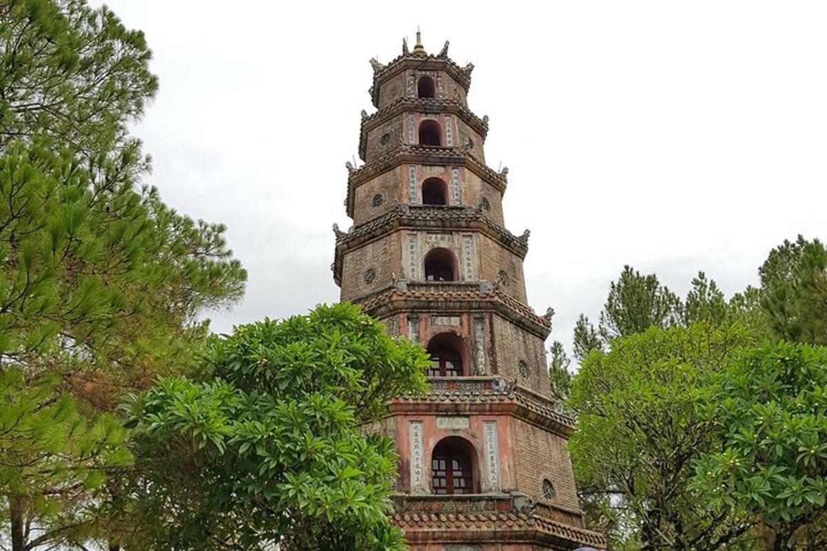 una torre alta en medio de unos árboles
