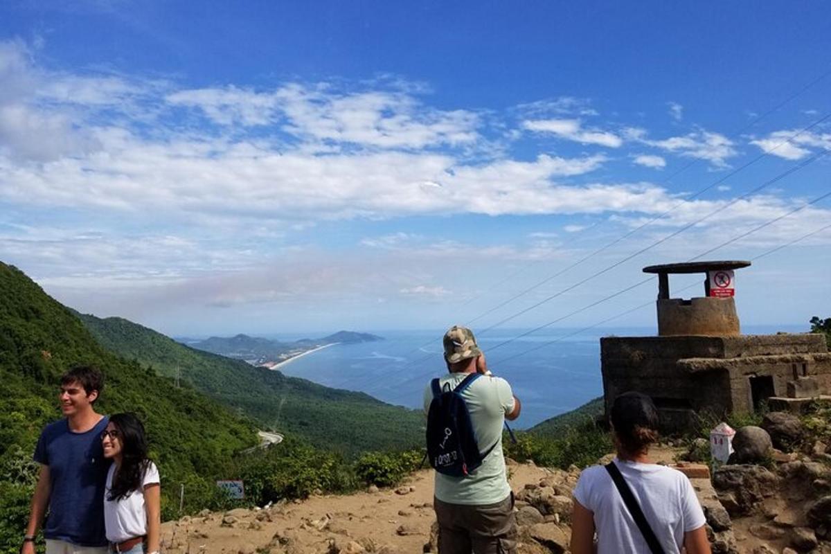 un grupo de personas de pie en la cima de una montaña