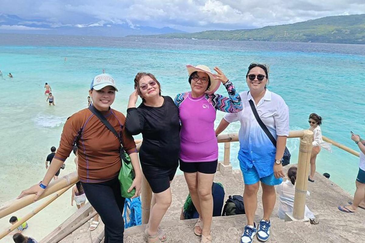 un grup de dones posant per a una foto a la platja