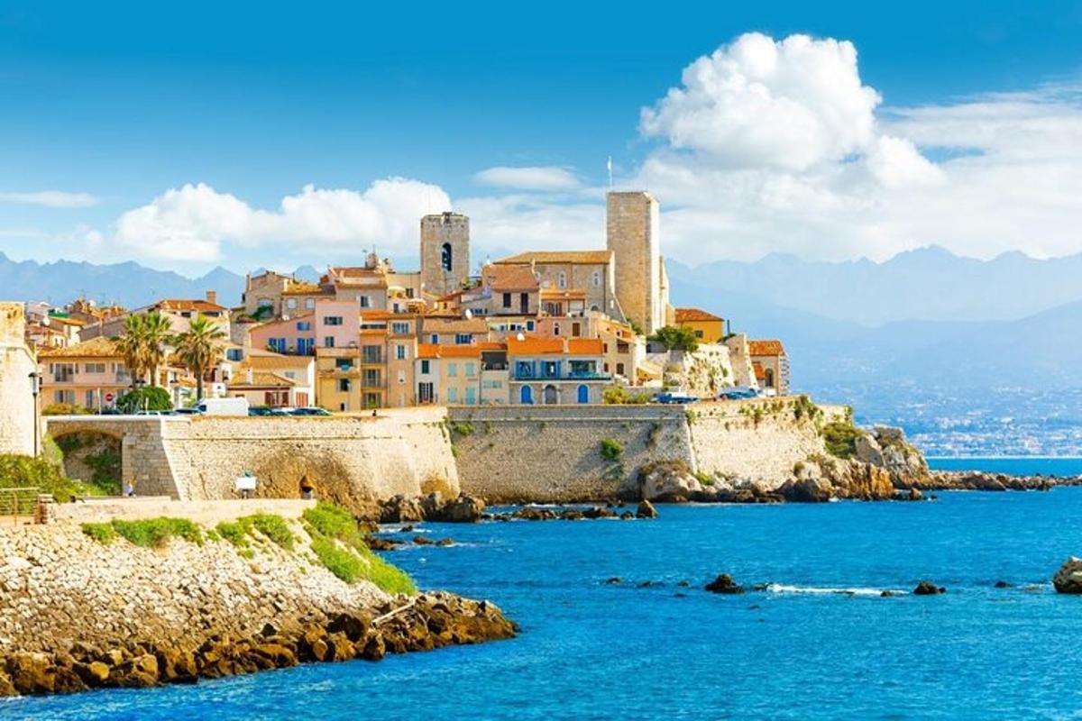 un gruppo di edifici su una collina vicino all'acqua