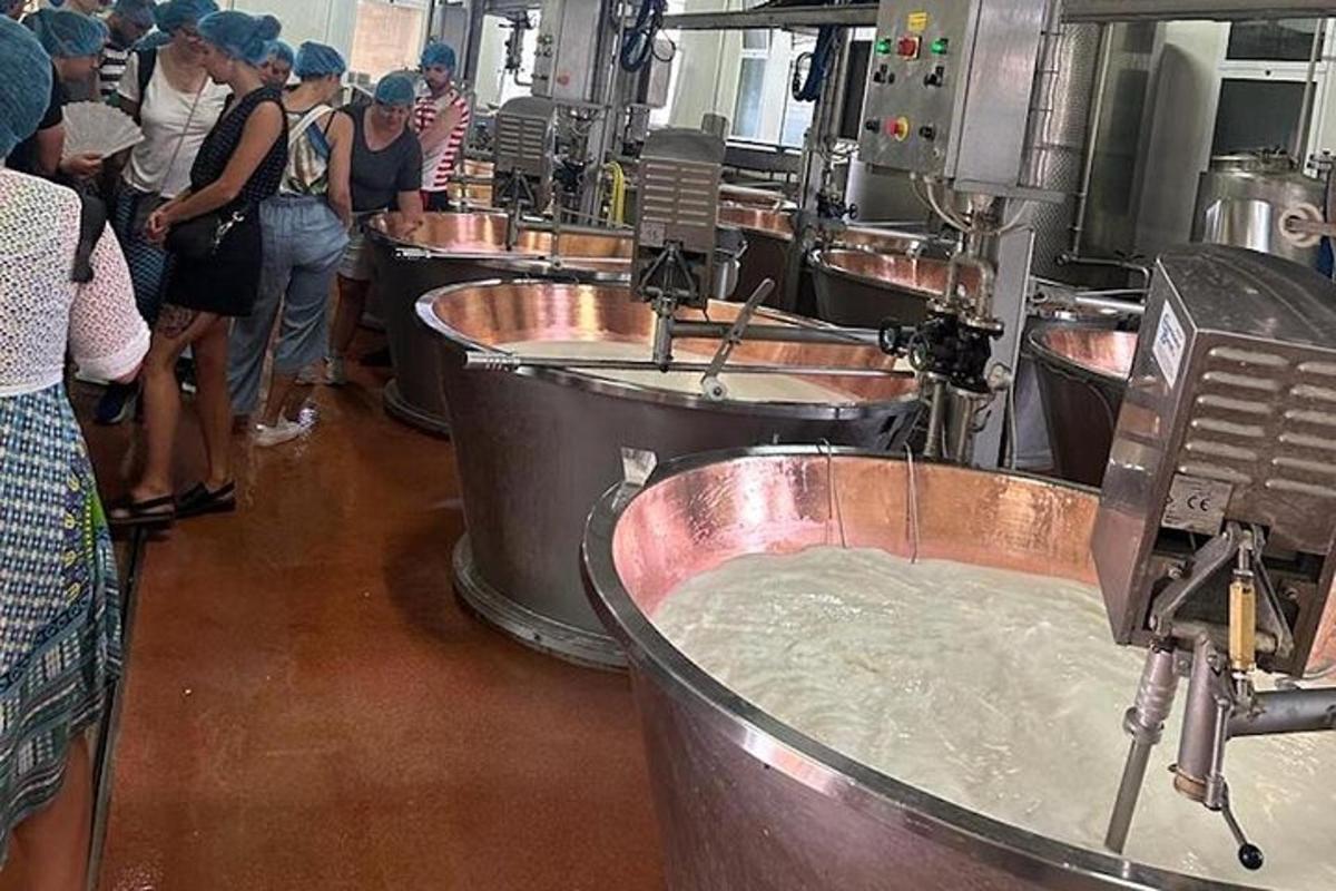 um grupo de pessoas em pé em uma cozinha com um conjunto de pias