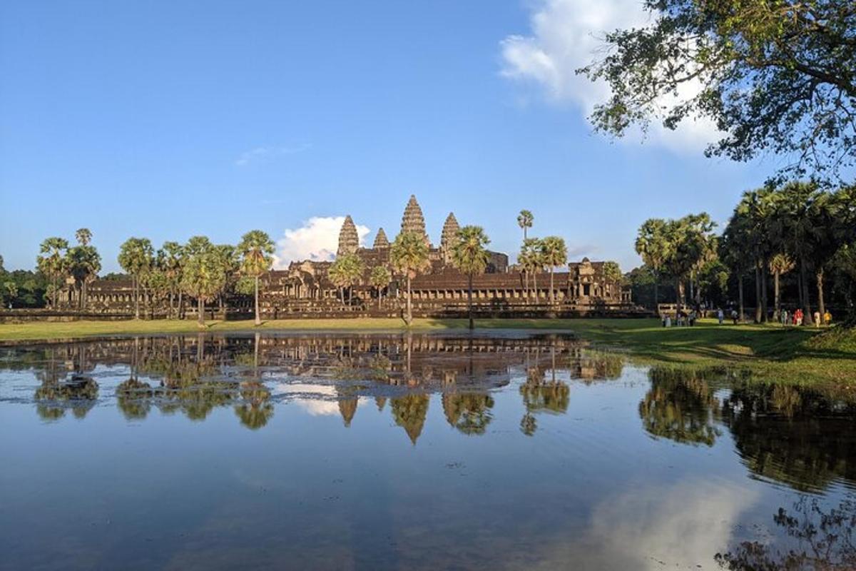 uma vista de um lago em frente a um templo