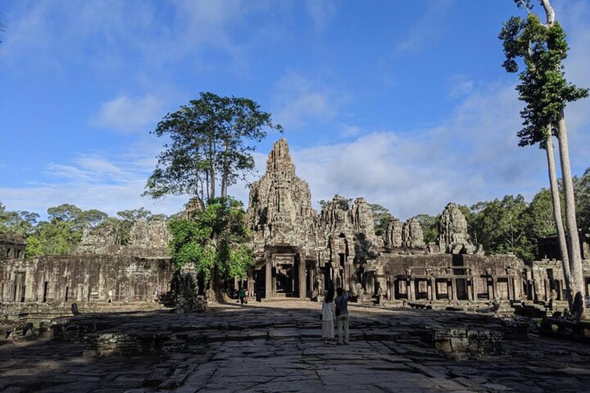 um grupo de pessoas em pé em frente a um templo