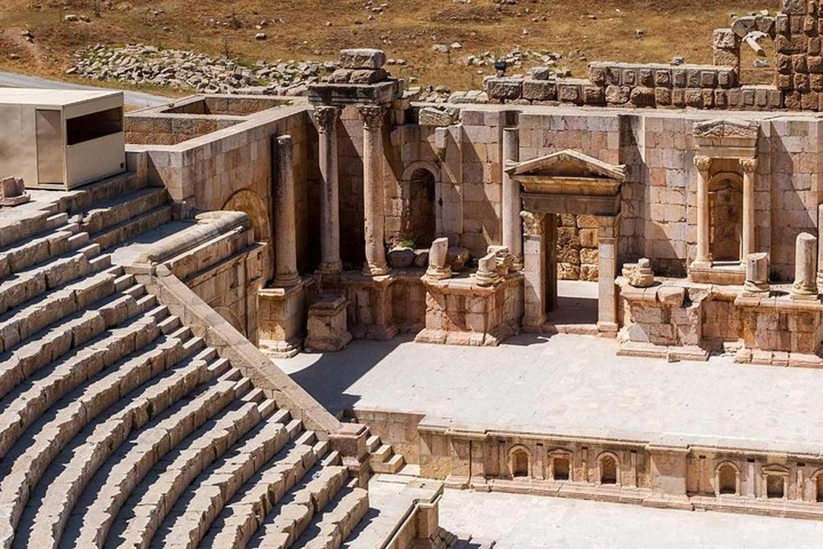 Un antiguo anfiteatro con un montón de ruinas.