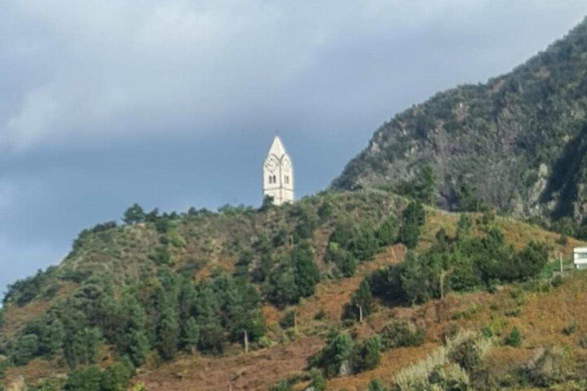 egy óratorony egy domb tetején