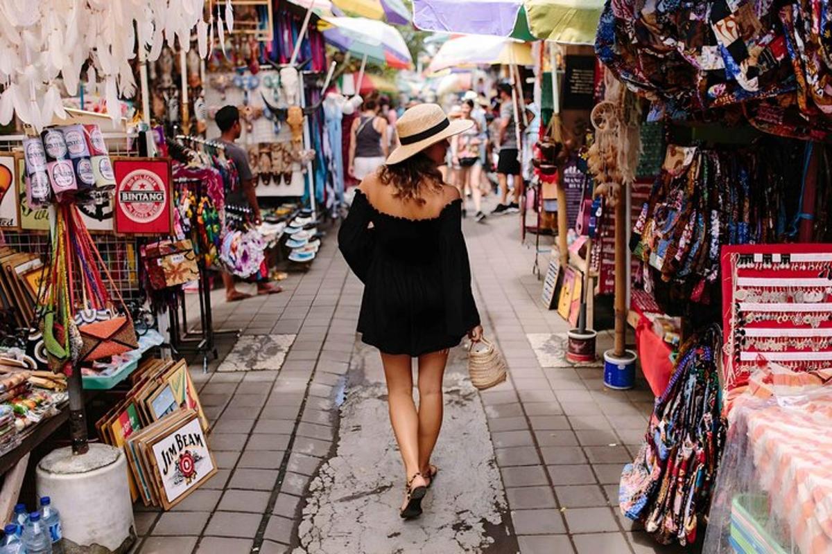 seorang wanita bergaun hitam berjalan melalui pasar