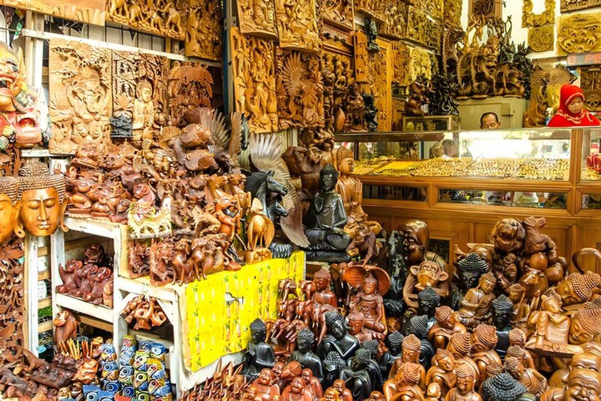 obchod plný mnoha vystavených figurek
