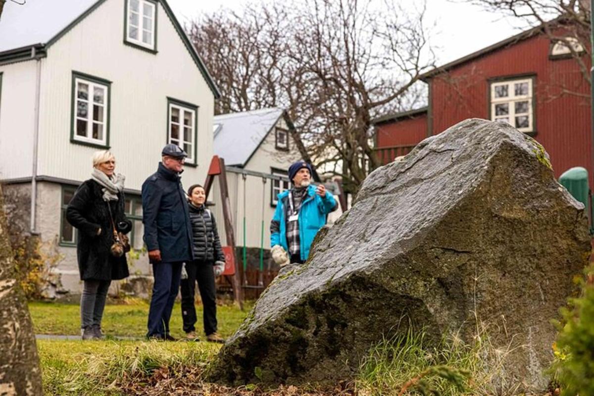 grupp inimesi, kes seisavad kivi ees