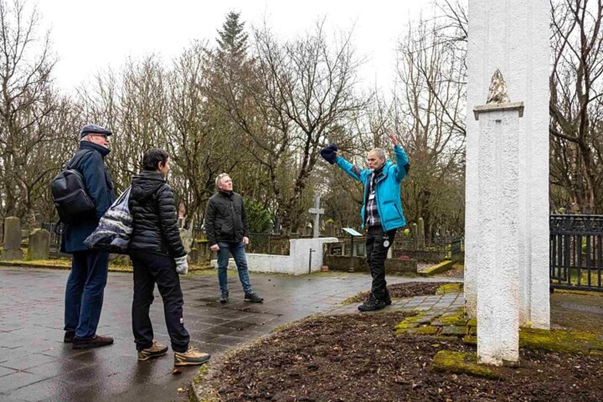 grupp inimesi, kes seisavad monumendi ümber