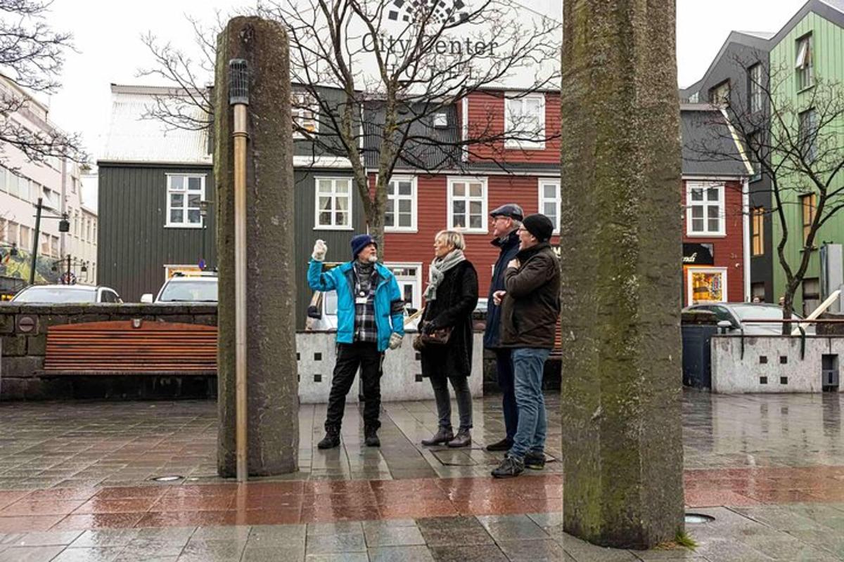 grupp inimesi, kes seisavad posti kõrval