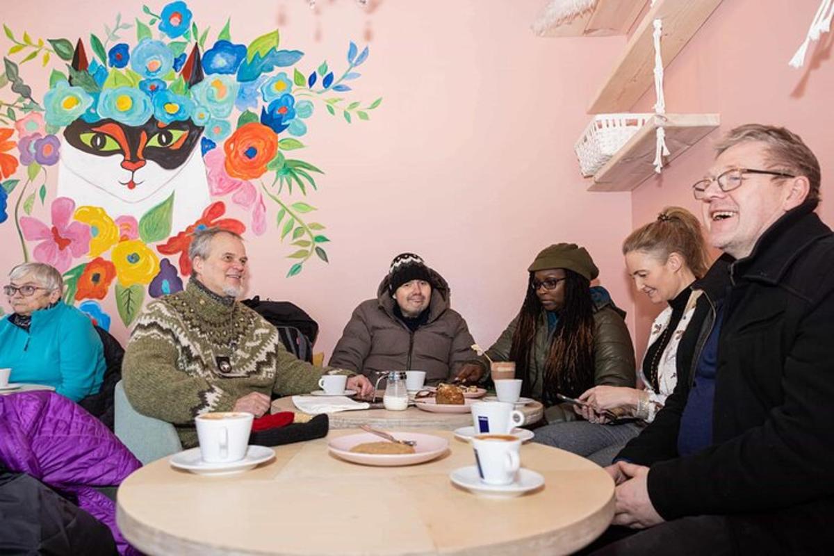 un gruppo di persone sedute attorno a un tavolo con il caffè