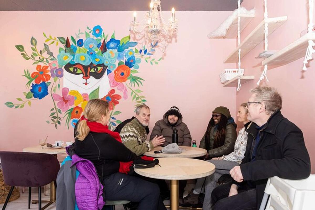 skupina lidí sedících u stolů v místnosti