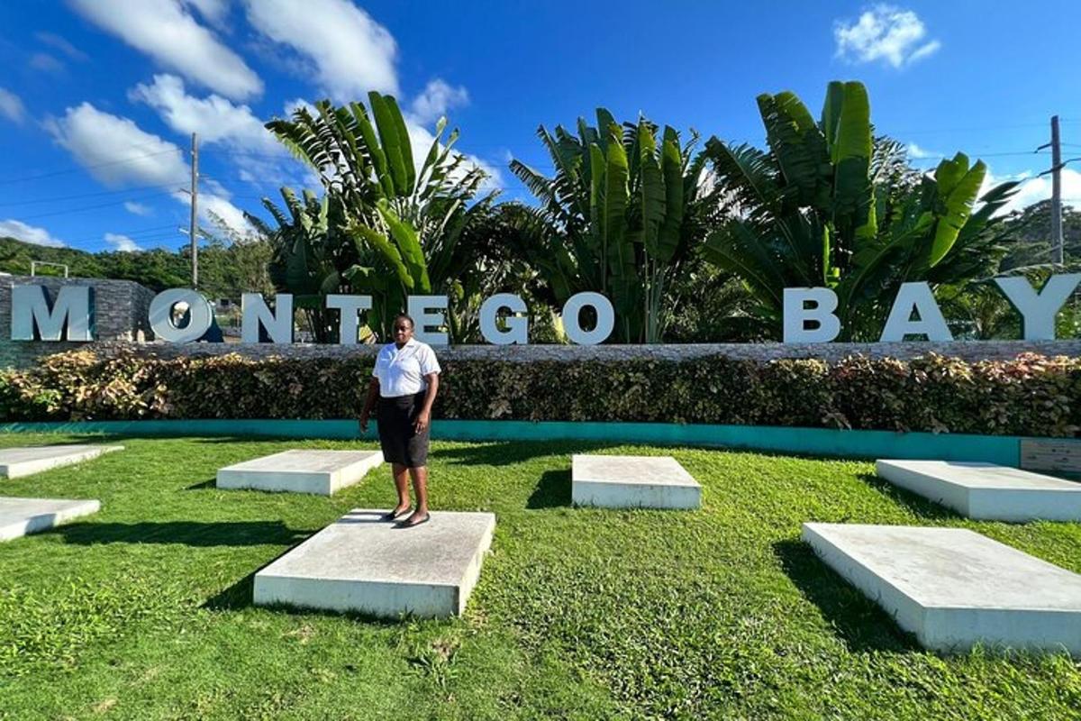 un uomo in piedi davanti al cartello della baia di Miami