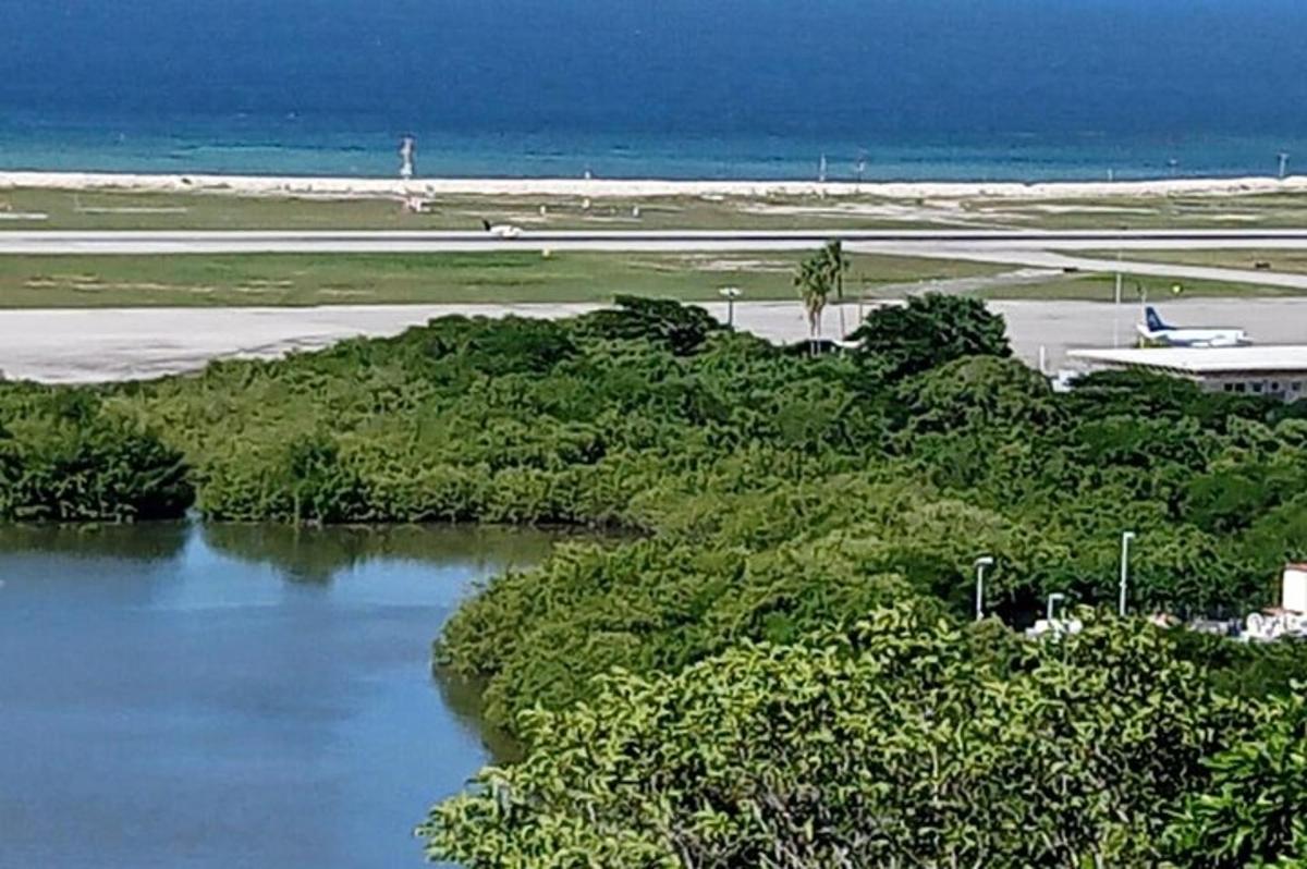 un'isola in mezzo a uno specchio d'acqua