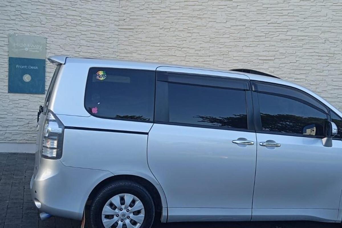 un furgone bianco parcheggiato davanti a un edificio