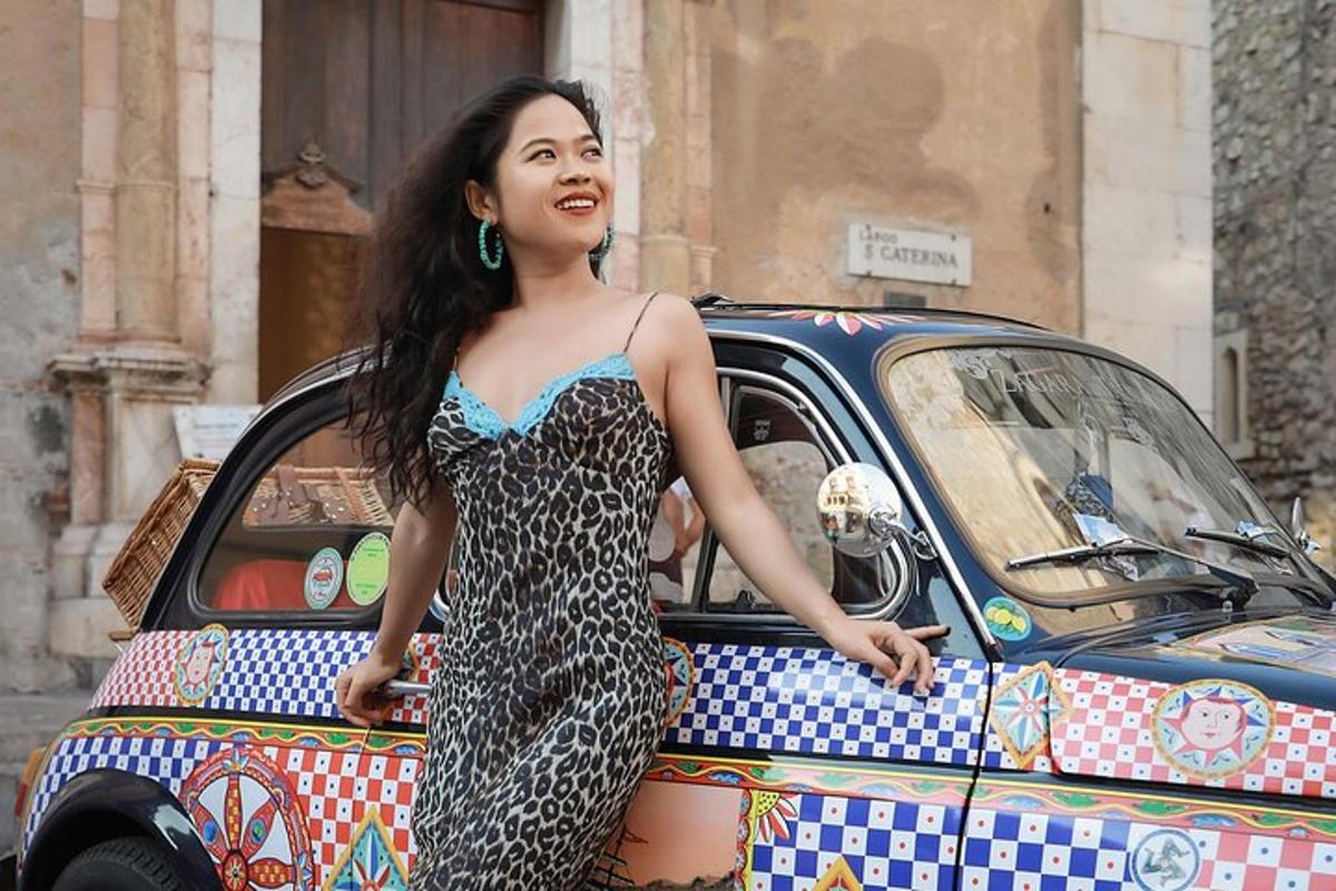 seorang wanita berpakaian berdiri di sebelah kereta