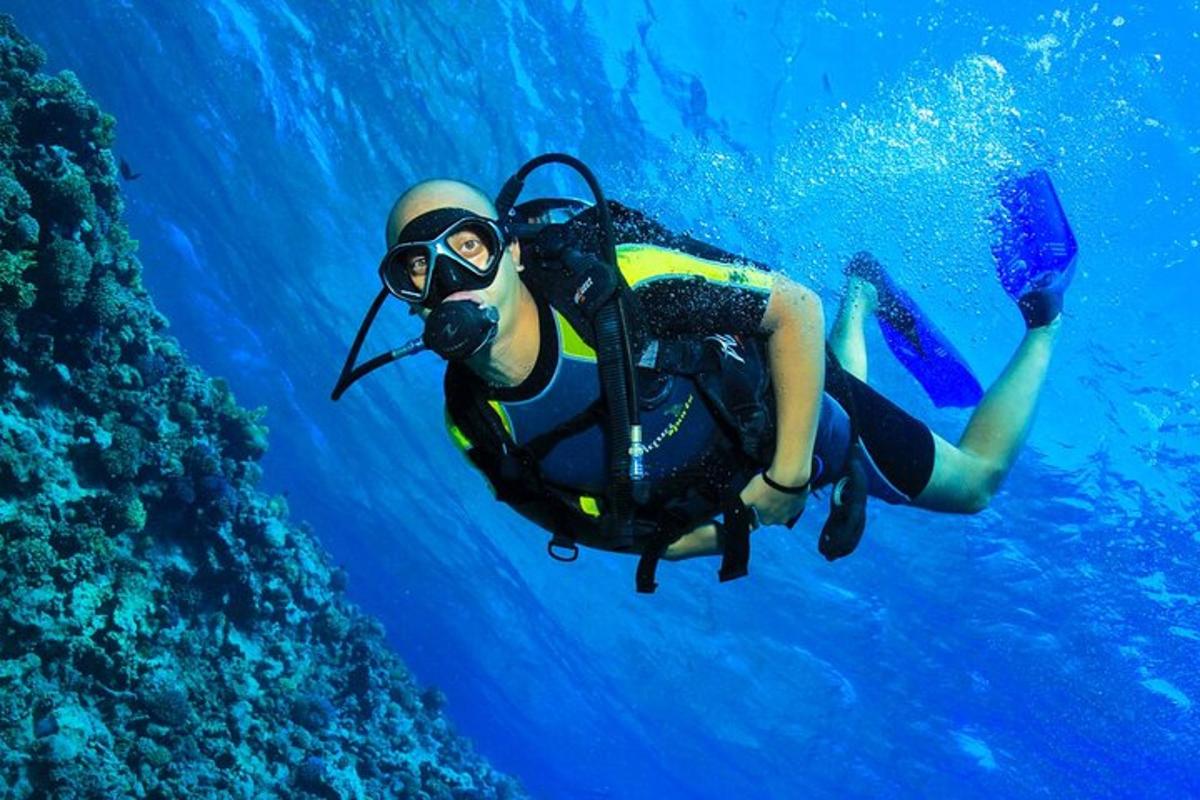 une personne en combinaison de plongée nageant dans l'océan