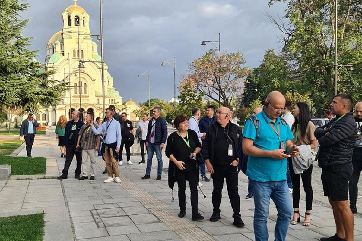 hópur fólks sem gengur fyrir framan byggingu