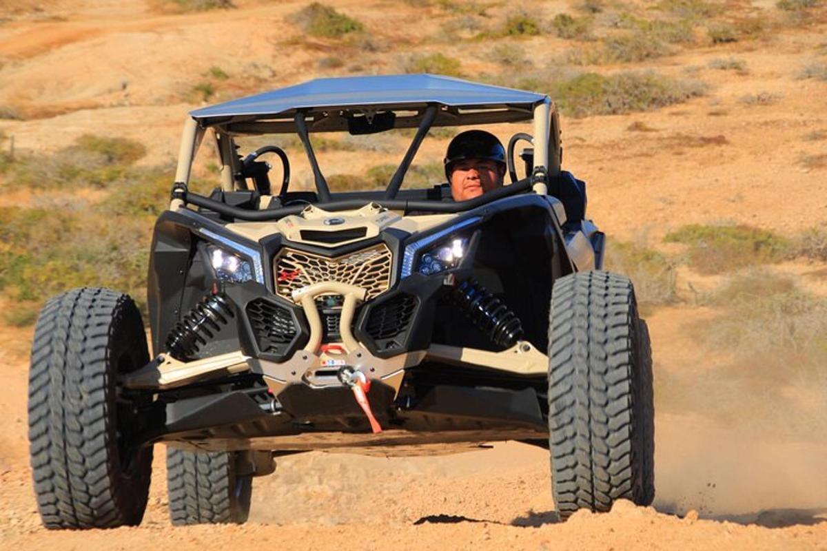 mees, kes juhib kõrbes ATV-d