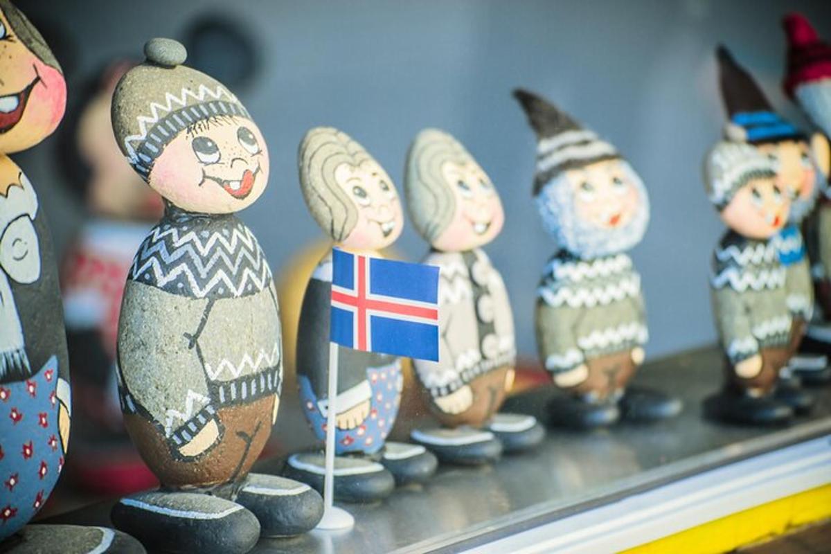 riiulil lipuga puidust kujukeste rühm