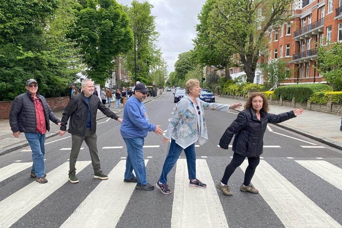 un grup de persones creuant un carrer per un pas de vianants
