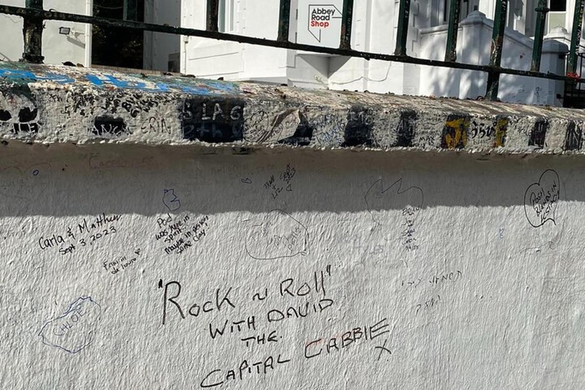 Una rampa con grafitis al costado.