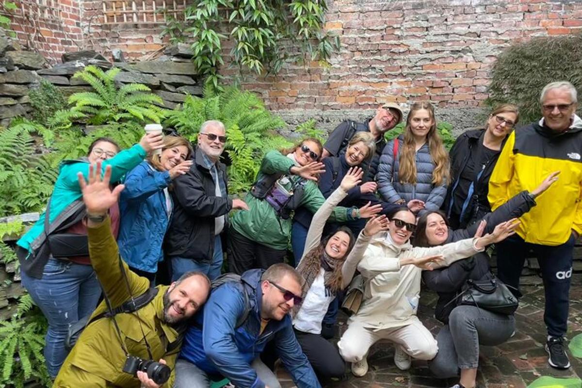 група хора, позиращи за снимка