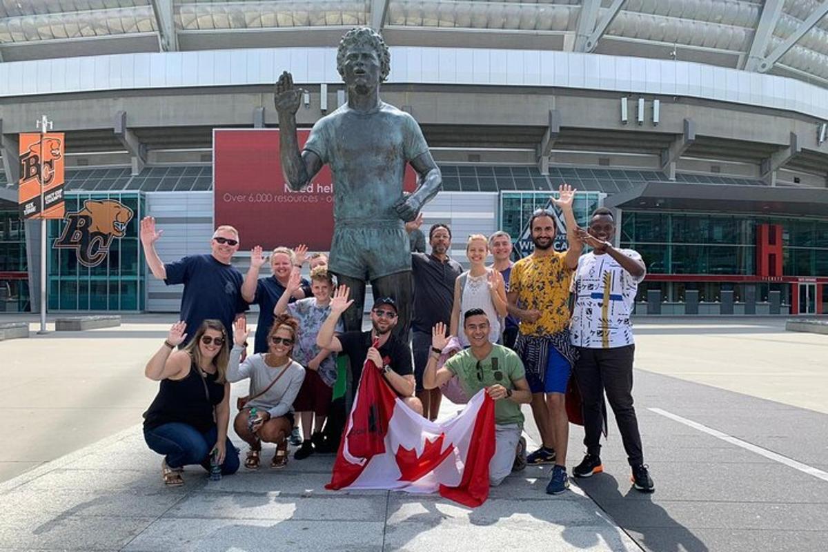 un grup de persones posant davant d'una estàtua