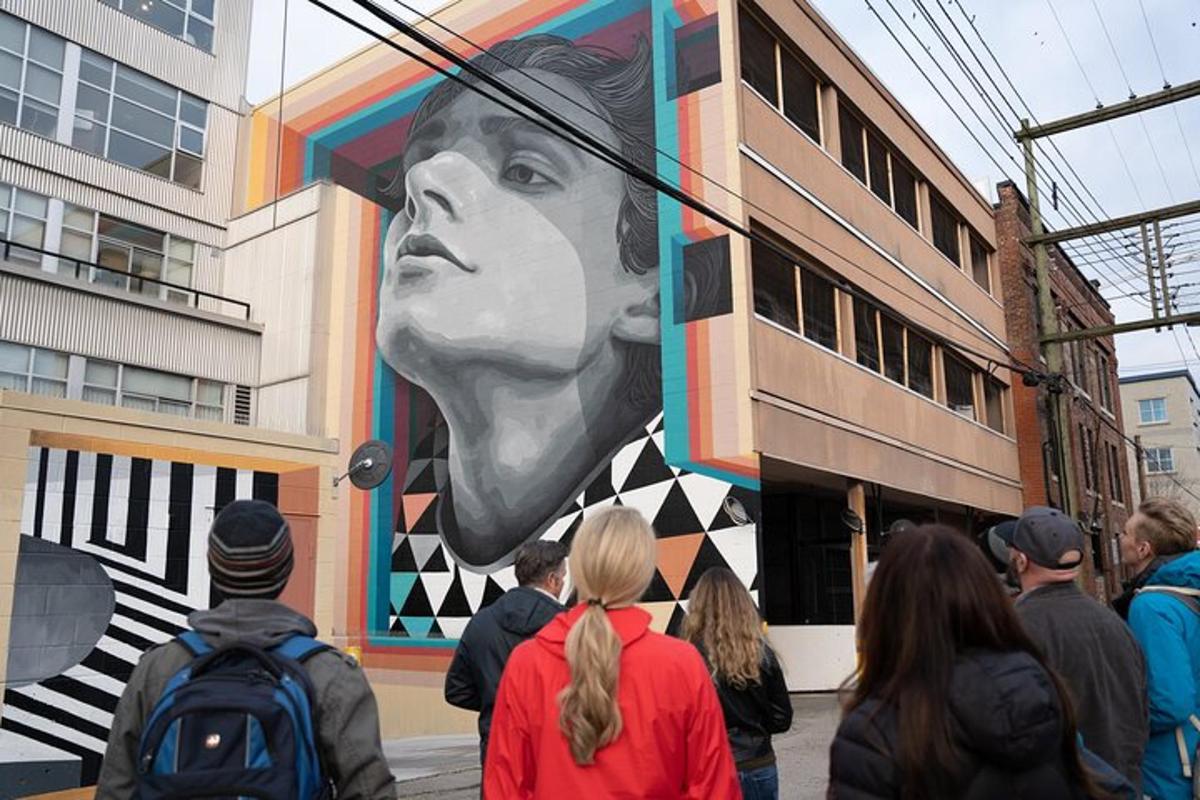 des gens marchant devant une peinture murale représentant une femme