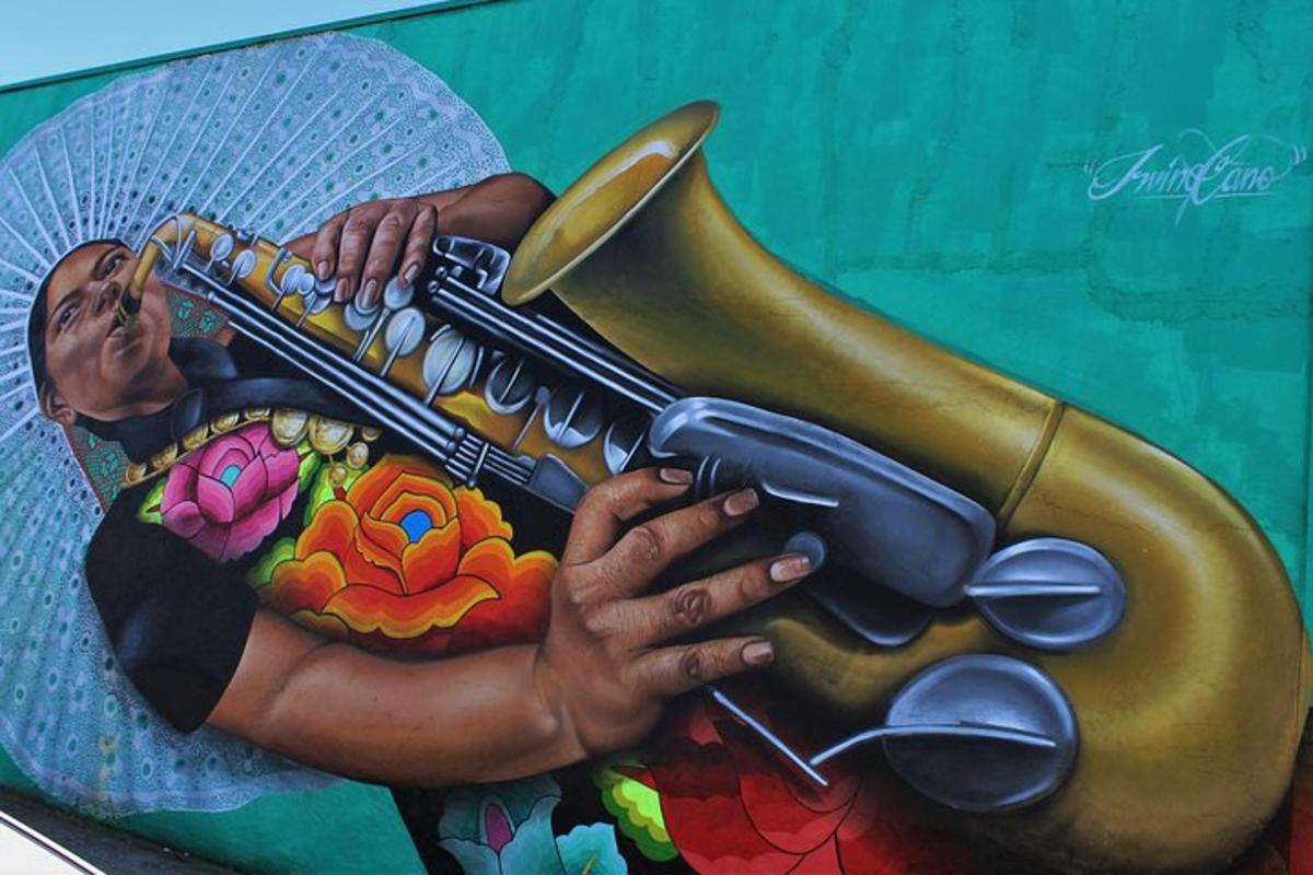 une peinture d'une femme jouant du saxophone