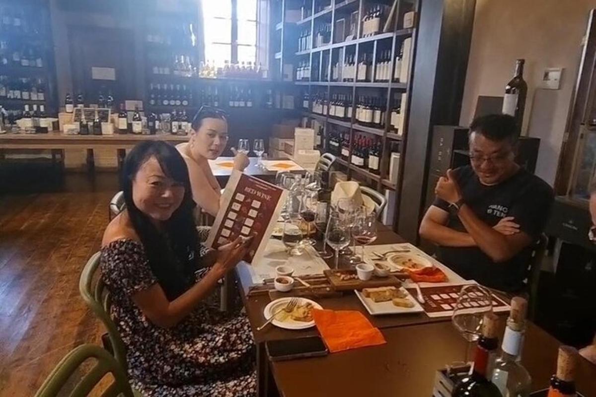 un grup de oameni așezați la o masă cu mâncare