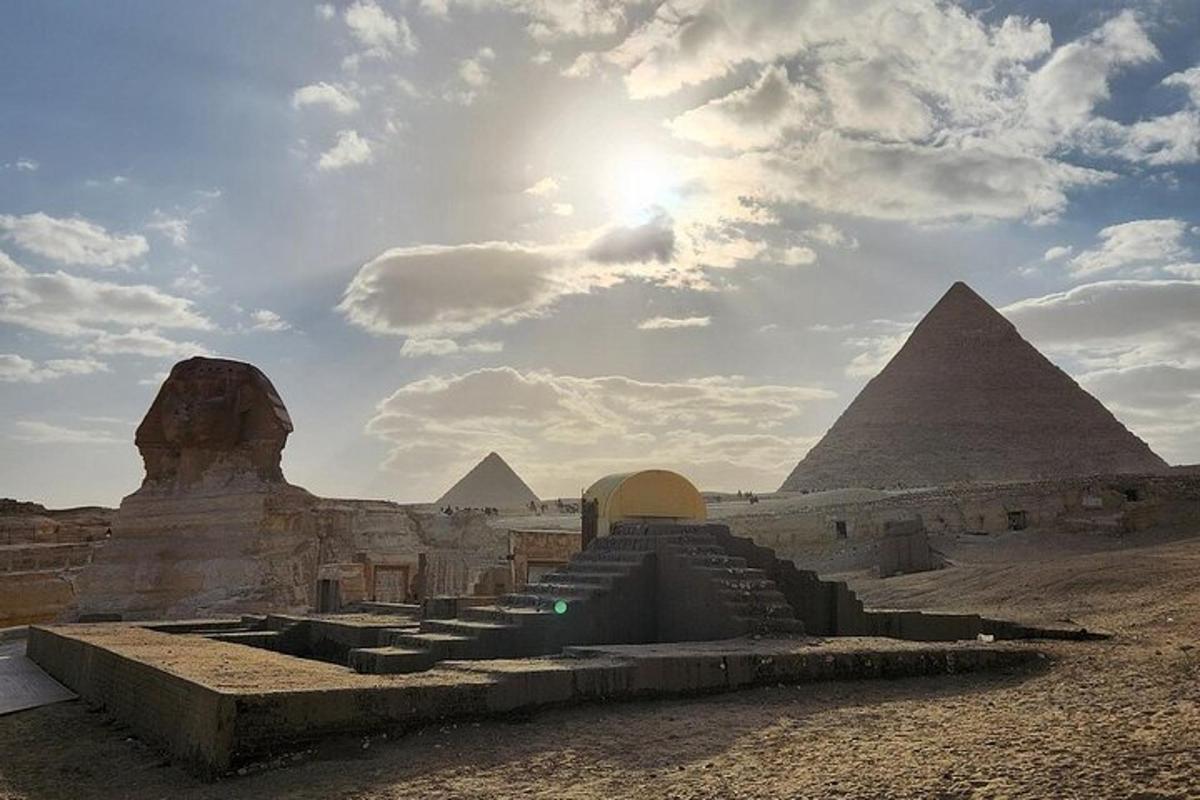 một cái nhìn về kim tự tháp giza và mặt trời