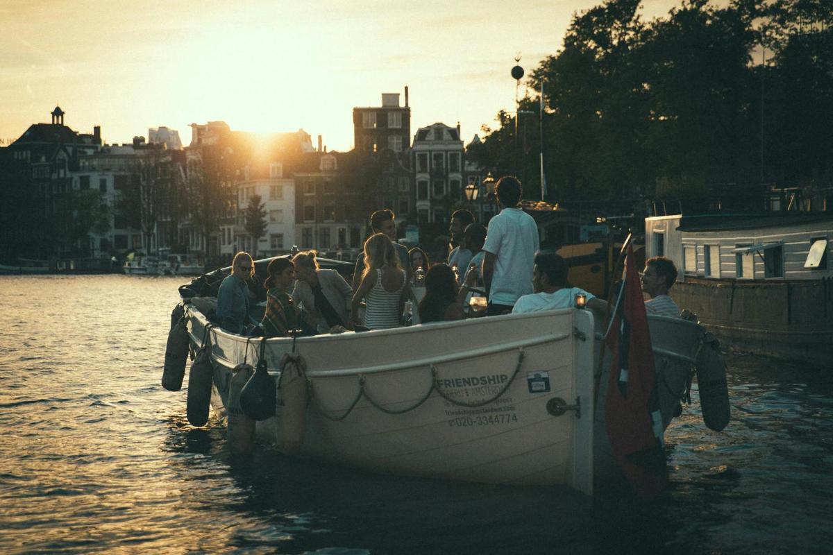 un grupo de personas en un barco en el agua