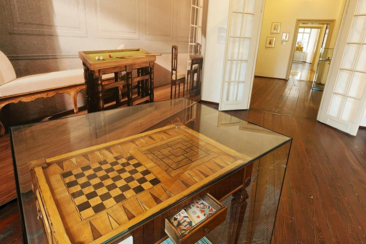 sebuah ruangan dengan papan catur di atas meja kaca