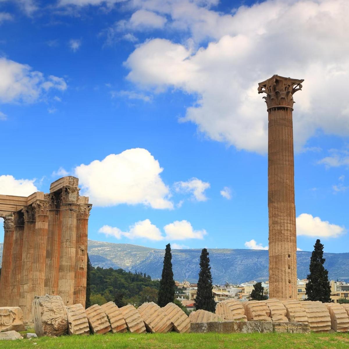 un'immagine di due colonne nell'acropoli