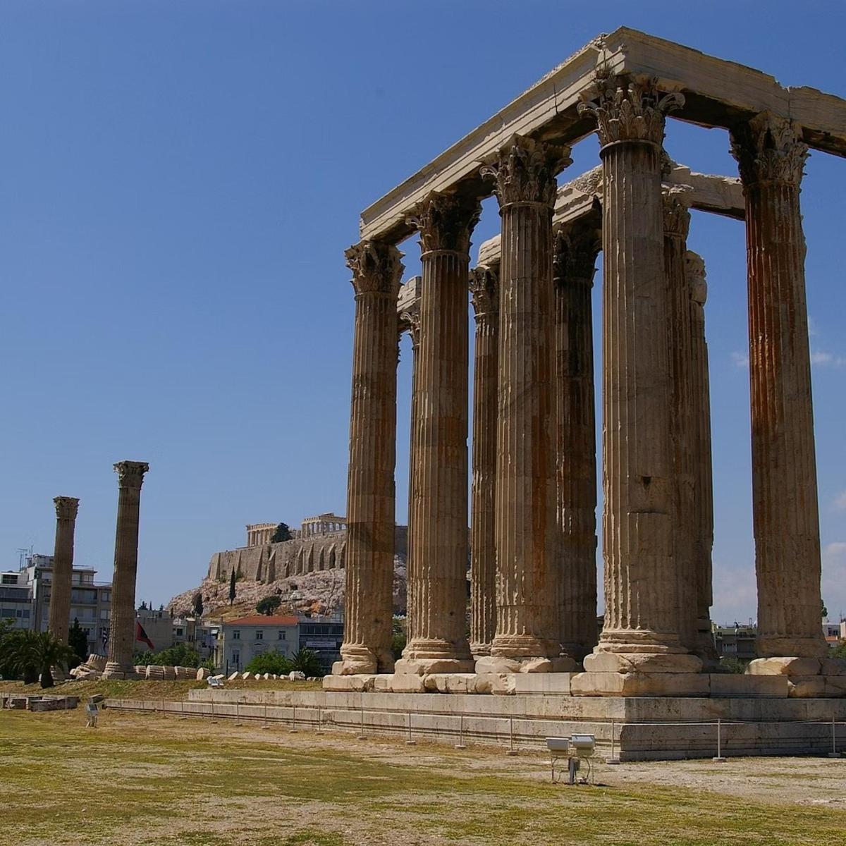 un antico tempio con colonne in un parco
