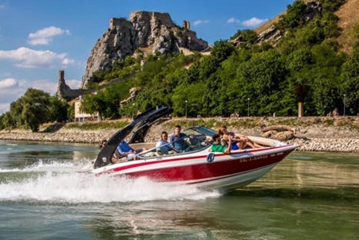 skupina ljudi na čolnu v vodi