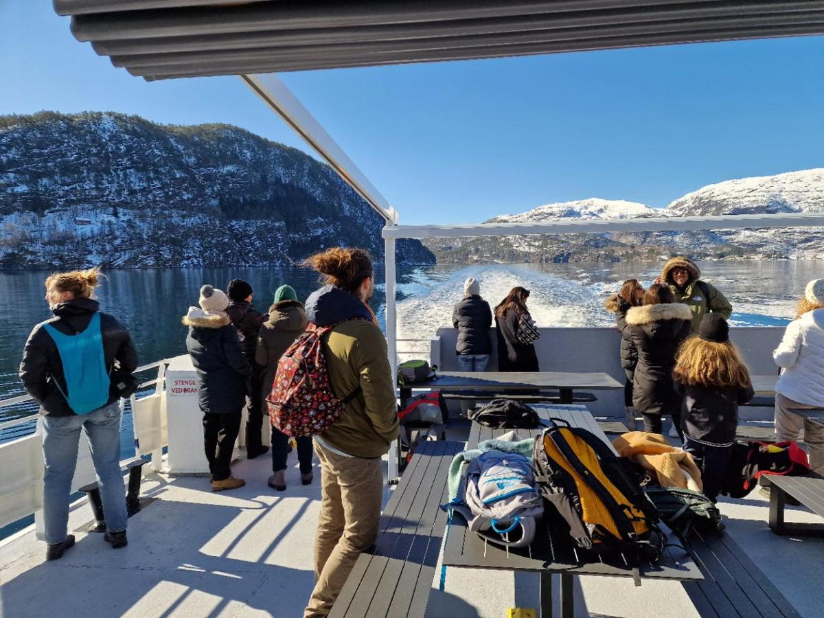 eine Gruppe von Menschen steht auf einem Boot und genießt die Aussicht