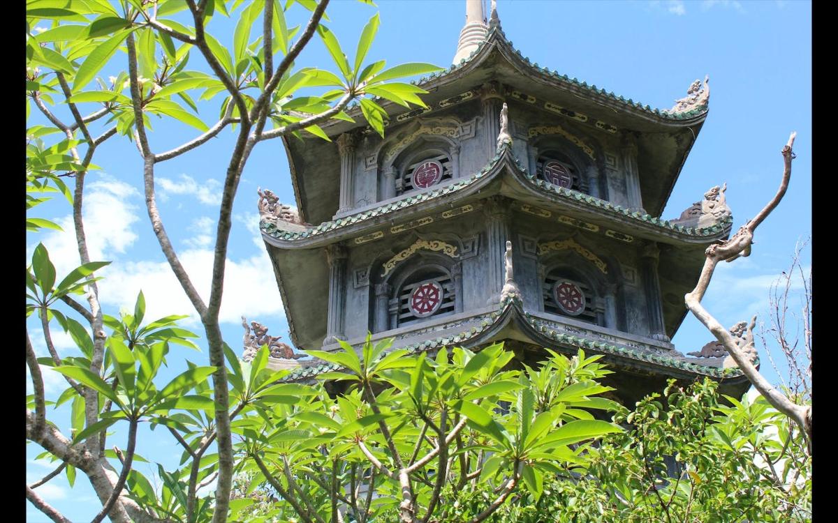 egy pagoda egy fa tetején