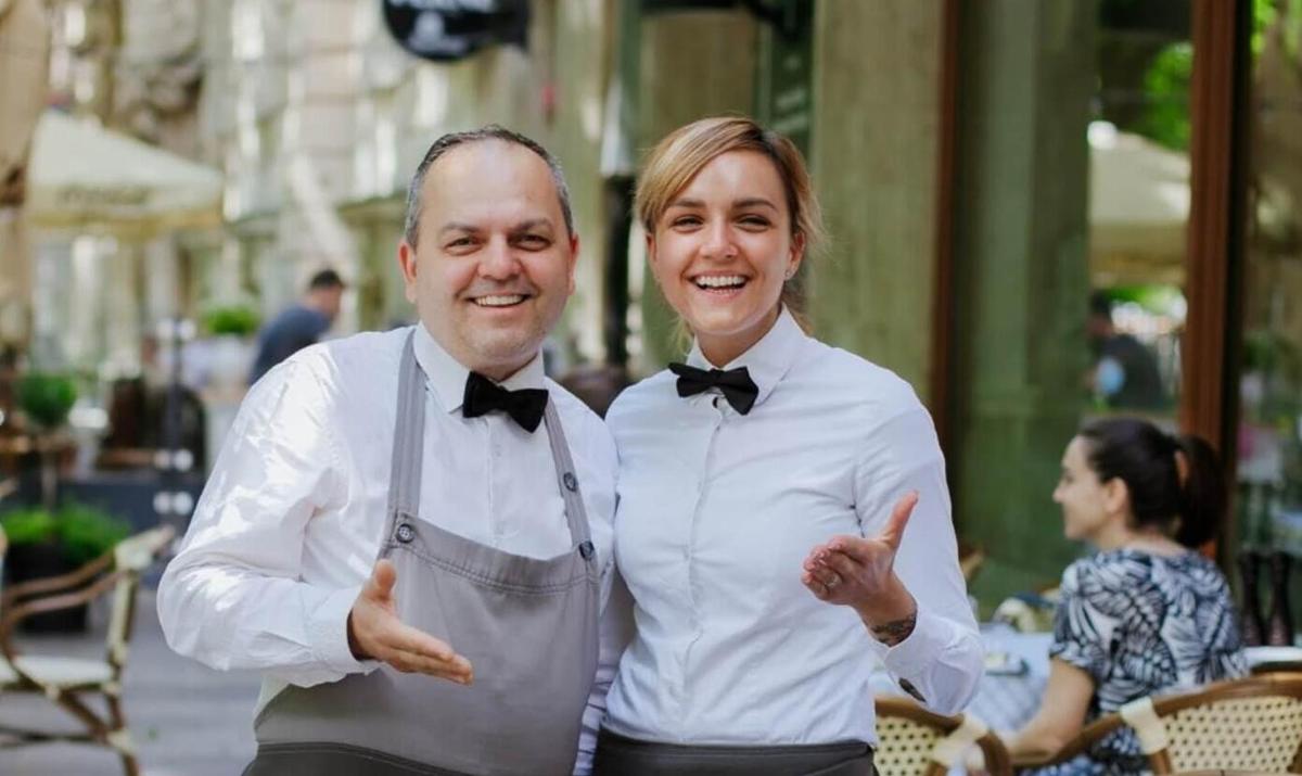 moški in ženska, ki stojita drug ob drugem