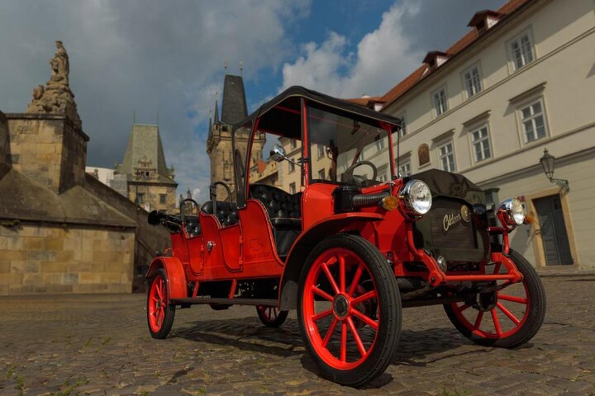 star rdeč avto parkiran poleg stavbe