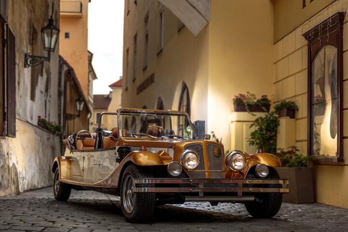 una vecchia macchina è parcheggiata su una strada